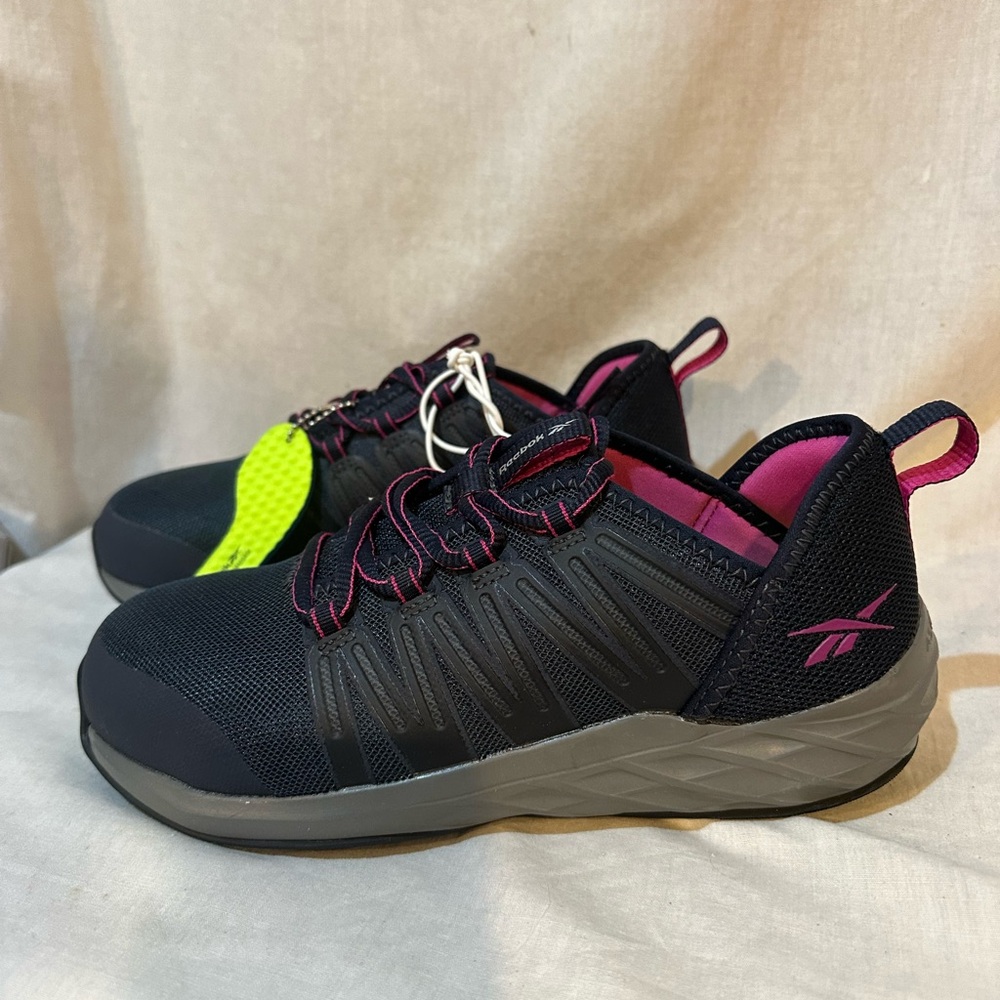Woman’s Reeboks - Picture 4 of 7
